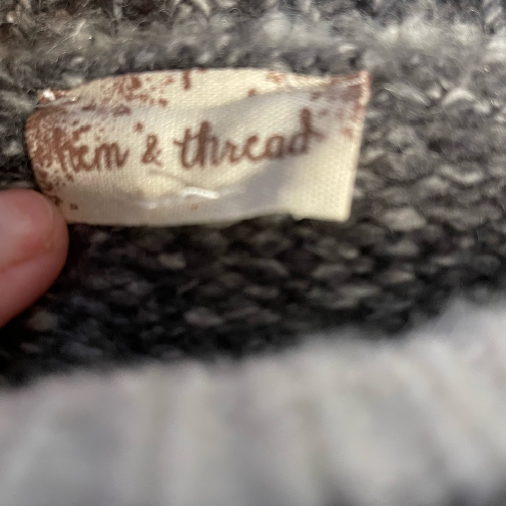 Beautiful hem & thread ski sweater.
